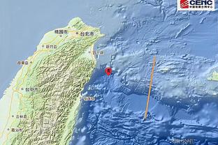 狂砍70分18板5助？恩比德赛后搂着76人前主帅布朗寒暄叙旧